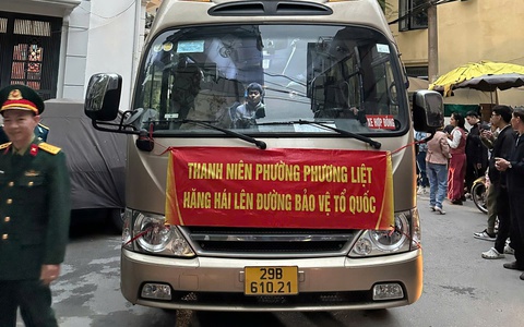 Thanh niên phường Phương Liệt hăng hái lên đường nhập ngũ bảo vệ Tổ quốc