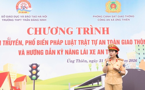 Tăng cường kiến thức pháp luật và kỹ năng 
tham gia giao thông an toàn cho học sinh
