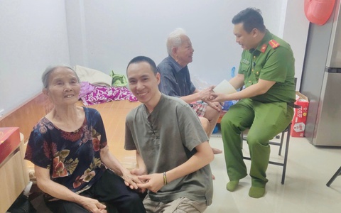 Công an phường Phương Liệt đưa cụ bà đi lạc trở về với gia đình
