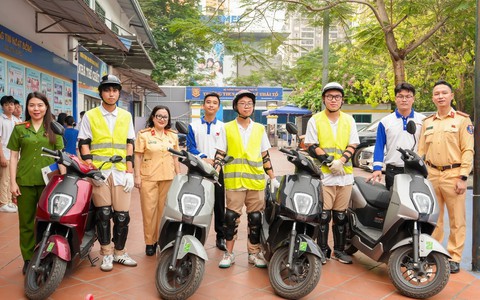 Công an phường Yên Hòa phối hợp tuyên truyền, hướng dẫn kỹ năng tham gia giao thông an toàn cho học sinh Trường THPT Lý Thái Tổ