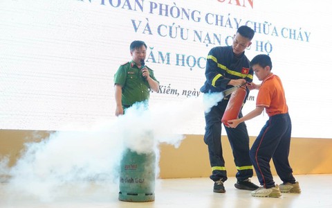 Tuyên truyền, trải nghiệm kỹ năng phòng cháy, chữa cháy cho học sinh Trường Tiểu học Tràng An