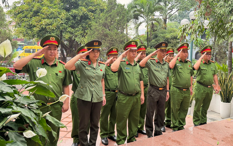 Công an phường Cầu giấy tổ chức dâng hương tưởng niệm các anh hùng liệt sỹ