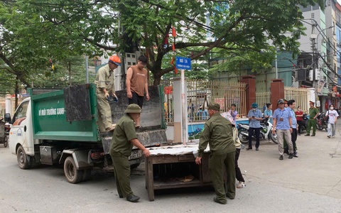 Phường Tây Tựu tiếp tục xử lý Trật tự đô thị, vệ sinh môi trường tại tuyến đường Cầu Diễn