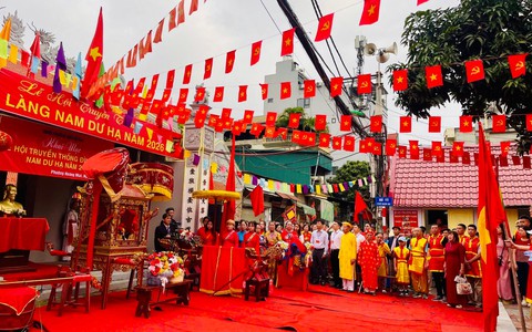 Ấn tượng nghi thức rước cấp thủy lễ hội đình làng Nam Dư Hạ, phường Hoàng Mai