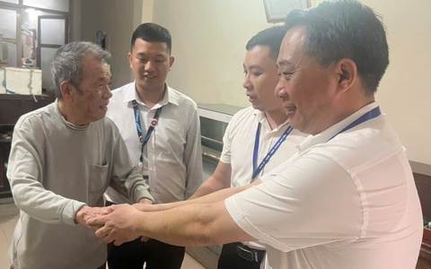 Tổ xung kích tại điểm Điểm hỗ trợ dịch vụ công phường Phú Diễn, thành phố Hà Nội đưa dịch vụ công đến gần hơn với người dân, đặc biệt là các đối tượng yếu thế