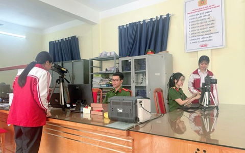 Công an xã Phúc Lộc tích cực thu nhận tài khoản định danh điện tử và cấp thẻ Căn cước cho công dân