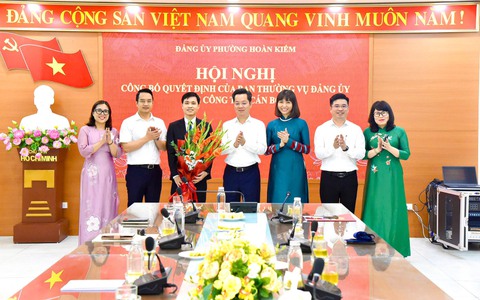 Công bố quyết định về công tác cán bộ tại Văn phòng Đảng ủy phường