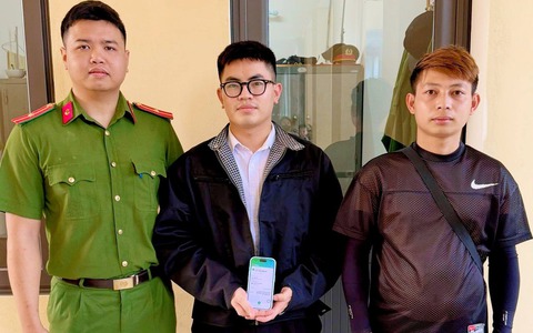Anh Nguyễn Trọng Đạt trao số tiền hơn 36 triệu đồng cho chủ tài khoản chuyển nhầm
