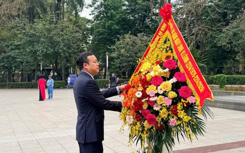 Phường Ba Đình dâng hoa tưởng niệm 156 năm Ngày sinh V.I. Lê-nin