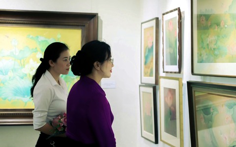 Tôn vinh hình tượng hoa sen qua triển lãm “Sen tháng năm”