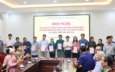 THẠCH THẤT: TRAO GIẤY CHỨNG NHẬN QUYỀN SỬ DỤNG ĐẤT NÔNG NGHIỆP SAU DỒN ĐIỀN ĐỔI THỬA CHO NHÂN DÂN