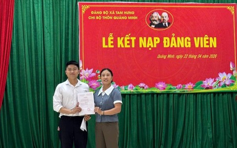 Chi bộ thôn Quảng Minh trang trọng tổ chức Lễ kết nạp đảng viên mới