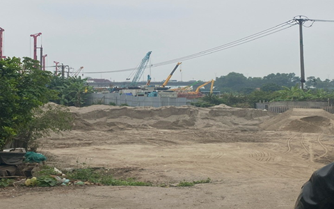 Phường Long Biên tăng cường kiểm tra, yêu cầu di dời các bãi tập kết vật liệu xây dựng trái phép