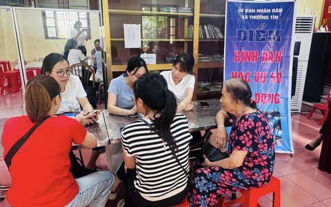 Xã Thường Tín tổ chức hỗ trợ chứng thực chữ ký ủy quyền nhân lương hưu và xác thực thuê bao di động cho Nhân dân