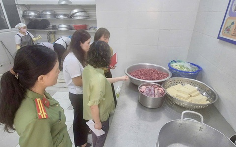 Đoàn kiểm tra liên ngành ATTP phường Thanh Xuân làm việc tại trường Tiểu học Phan Đình Giót