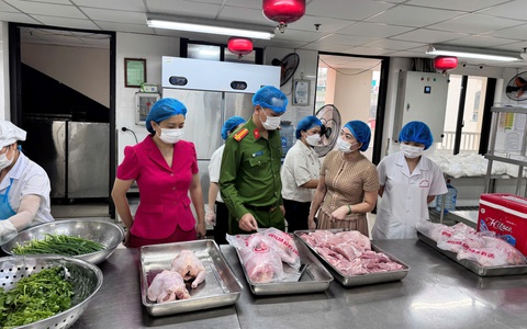 Phường Hoàn Kiếm tăng cường kiểm tra an toàn thực phẩm tại bếp ăn trường học