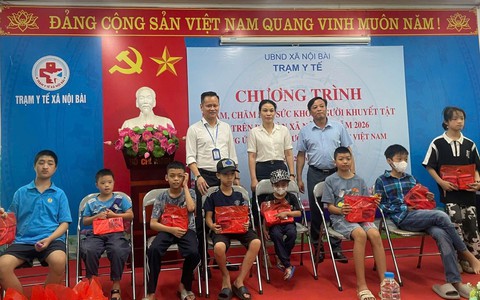 XÃ NỘI BÀI KHÁM SỨC KHỎE VÀ TẶNG QUÀ CHO TRẺ EM KHUYẾT TẬT
