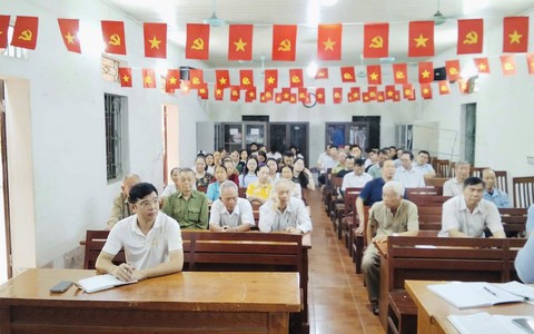 Đồng chí Phó Chủ tịch UBND xã dự sinh hoạt thường kỳ Chi bộ thôn Thụy Khuê