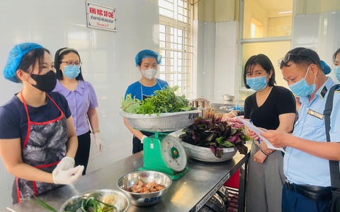 TĂNG CƯỜNG KIỂM TRA, ĐẢM BẢO AN TOÀN THỰC PHẨM TẠI BẾP ĂN BÁN TRÚ CÁC TRƯỜNG HỌC TRÊN ĐỊA BÀN XÃ HỒNG VÂN