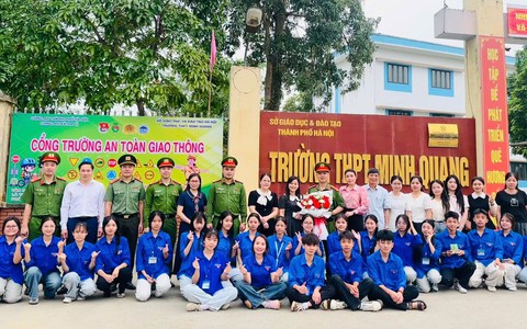 PHỐI HỢP TUYÊN TRUYỀN PHÁP LUẬT, XÂY DỰNG “CỔNG TRƯỜNG AN TOÀN GIAO THÔNG”