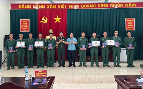 Lãnh đạo phường Xuân Đỉnh thăm hỏi, động viên tân binh nhập ngũ năm 2026