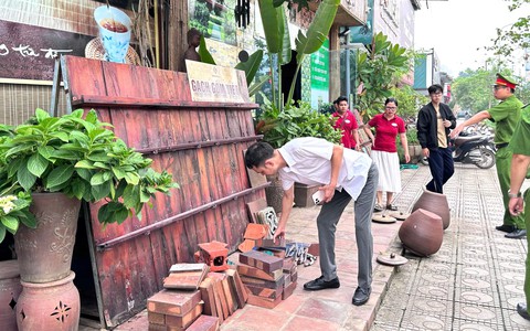 Xã Bát Tràng tập trung giải tỏa vi phạm trật tự đô thị, vệ sinh môi trường tại Cụm sản xuất làng nghề tập trung và các tuyến đường