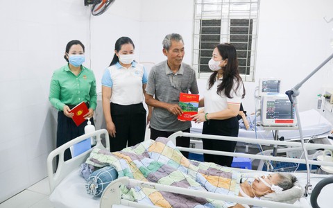 HƯỞNG ỨNG “THÁNG NHÂN ĐẠO” – TRAO YÊU THƯƠNG ĐẾN NGƯỜI BỆNH CÓ HOÀN CẢNH KHÓ KHĂN