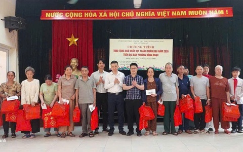 Đông Ngạc trao tặng quà nhân dịp “Tháng Nhân đạo” năm 2026