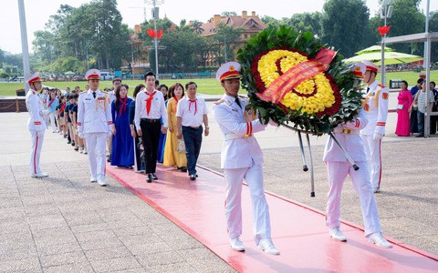 Tuổi trẻ Phường Ô Chợ Dừa báo công dâng Bác tại Lăng Chủ tịch Hồ Chí Minh