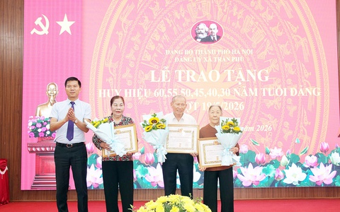 Đảng ủy xã Trần Phú đã long trọng tổ chức Lễ trao tặng Huy hiệu Đảng đợt 19/5