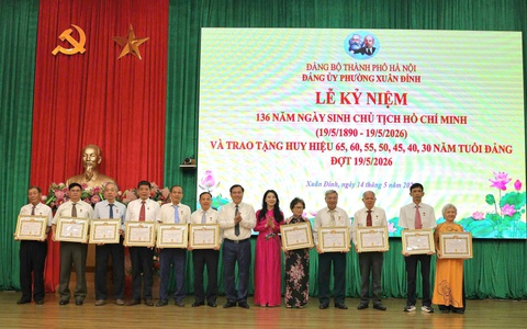 Xuân Đỉnh: tổ chức kỷ niệm 136 năm Ngày sinh Chủ tịch Hồ Chí Minh và trao tặng Huy hiệu Đảng đợt 19/5