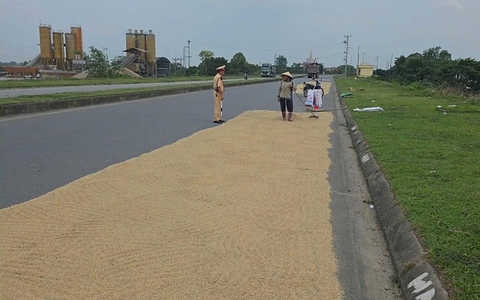 CẢNH BÁO NGUY CƠ MẤT AN TOÀN GIAO THÔNG DO PHƠI LÚA, RƠM RẠ TRÊN ĐƯỜNG