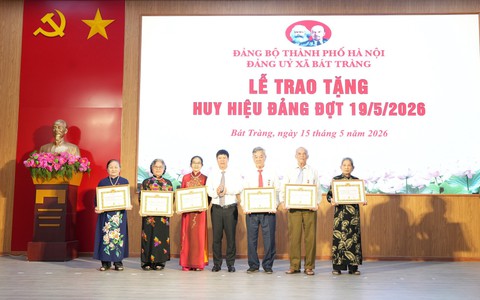 33 đảng viên xã Bát Tràng vinh dự nhận Huy hiệu Đảng đợt 19/5
