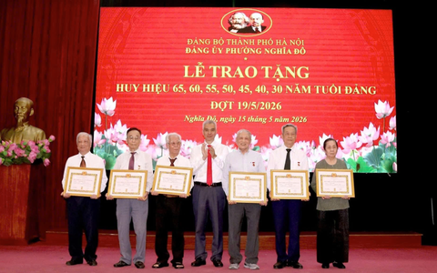 Lễ trao tặng Huy hiệu Đảng đợt 19/5 cho 238 đảng viên