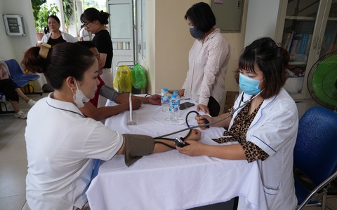 Hơn 200 người sản xuất, kinh doanh thực phẩm được khám sức khỏe