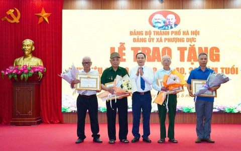 Đảng bộ xã Phượng Dực trao Huy hiệu Đảng tặng 37 đảng viên tiêu biểu