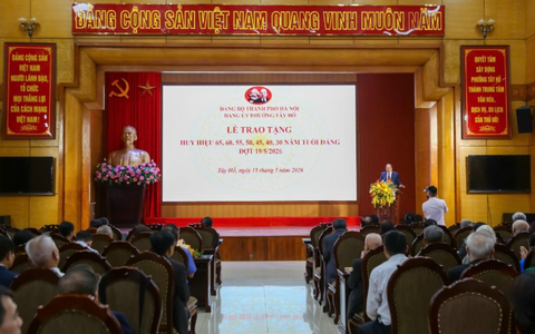 Đảng ủy phường Tây Hồ trao tặng Huy hiệu Đảng đợt 19-5 cho 168 đảng viên