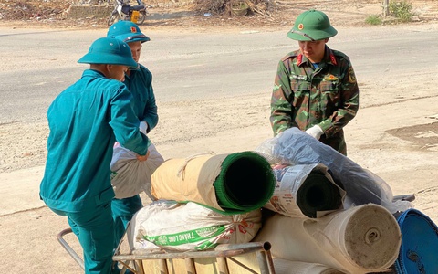 Lực lượng quân sự xã Phú Nghĩa hỗ trợ Nhân dân vận chuyển đồ đạc phục vụ giải phóng mặt bằng Dự án Quốc lộ 6