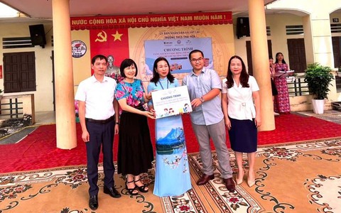 Chương trình trao tặng sách cho thư viện và học bổng tiếng Anh online cho Trường THCS Thái Hoà