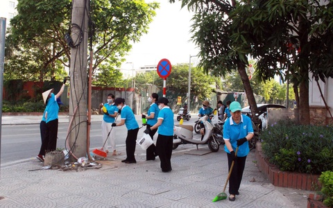 Gần 120 cán bộ, hội viên phụ nữ phường Hà Đông ra quân bóc xóa quảng cáo rao vặt trái phép
