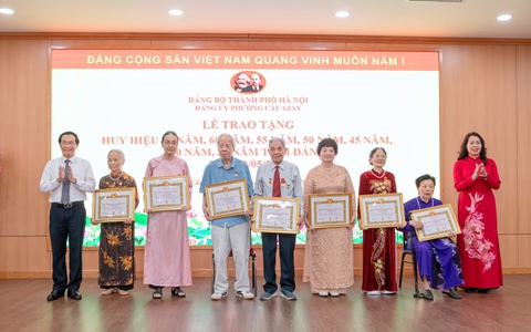 97 đảng viên phường Cầu Giấy nhận Huy hiệu Đảng đợt 19-5: Dấu son của niềm tin, bản lĩnh và sự cống hiến