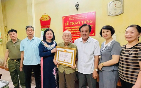 THƯỜNG TRỰC ĐẢNG ỦY PHƯỜNG TRAO TẶNG HUY HIỆU 75 NĂM TUỔI ĐẢNG CHO ĐẢNG VIÊN CHI BỘ 11 QUAN HOA