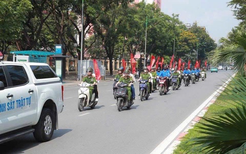 Công an phường Nghĩa Đô tích cực tham gia “Chiến dịch Mùa hè số cùng VNeID”, đồng hành cùng Nhân dân thực hiện chuyển đổi số quốc gia