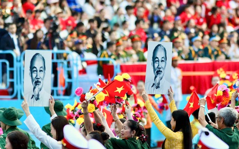 ÁNH SÁNG HỒ CHÍ MINH SOI ĐƯỜNG CHO CHÚNG TA ĐI