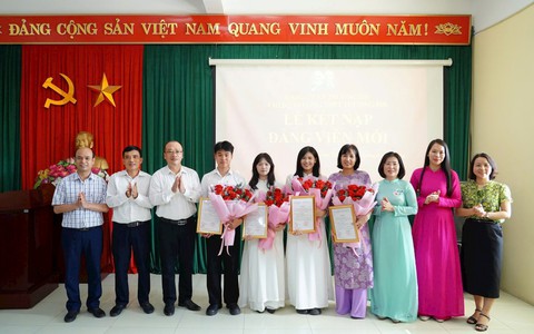 Xã Thường Tín tổ chức kết nạp Đảng quần chúng ưu tú là học sinh THPT