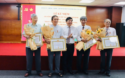 Đảng bộ Phường Tây Tựu tổ chức Lễ trao tặng Huy hiệu Đảng đợt 19/5