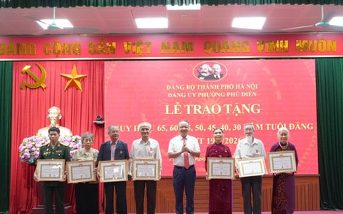 Phú Diễn trao tặng Huy hiệu Đảng cho 95 đảng viên đợt 19-5