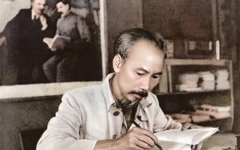 Ánh sáng Hồ Chí Minh soi đường cho chúng ta đi