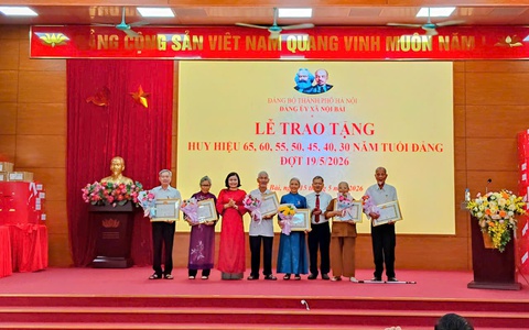 Xã Nội Bài trang trọng trao Huy hiệu Đảng cho 43 đảng viên lão thành đợt 19-5