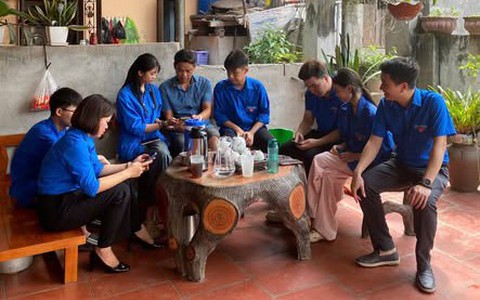 Tuổi trẻ xã Ô Diên ra quân hỗ trợ người dân tích hợp tài khoản hưởng an sinh xã hội trên ứng dụng VNEID